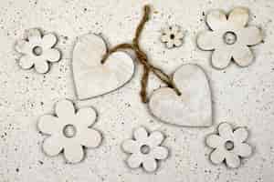 Foto gratuita disparo de alto ángulo de adornos en forma de corazón con flores