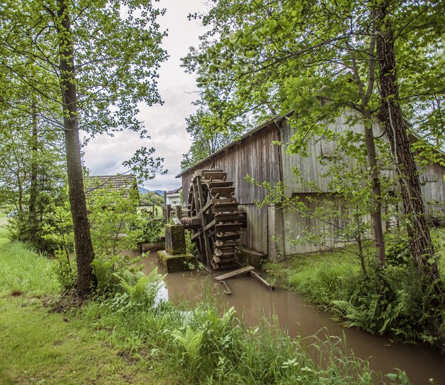 Disparo de alto ángulo de un antiguo edificio un molino de agua en el campo en Eslovenia