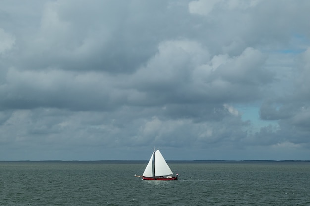 Disparo de alto ángulo de un barco de vela en el mar