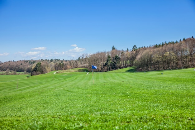 Disparo de alto ángulo de un campo de golf en Otocec, Eslovenia en un día soleado de verano