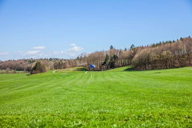 Disparo de alto ángulo de un campo de golf en Otocec, Eslovenia en un día soleado de verano