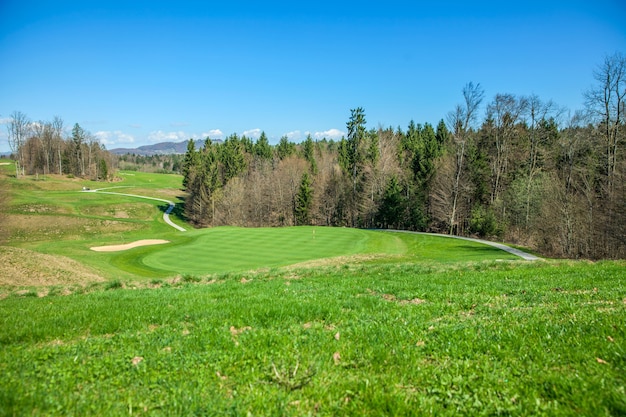 Disparo de alto ángulo de un campo de golf en Otocec, Eslovenia en un día soleado de verano