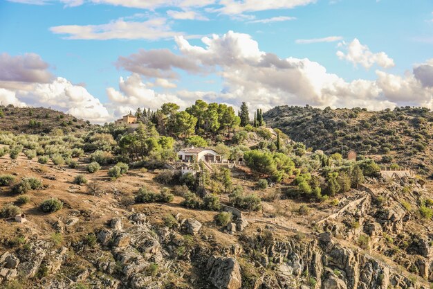 Disparo de alto ángulo de una casa en un paisaje rocoso en España