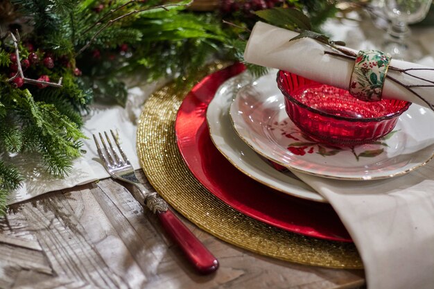 Disparo de alto ángulo de la cena de Navidad con gafas y adornos en una mesa