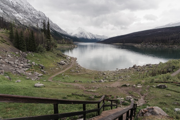 Disparo de alto ángulo de un claro lago helado rodeado por un paisaje montañoso