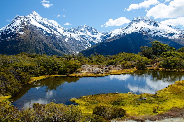 Disparo de alto ángulo de la cumbre clave y el lago Marian en Nueva Zelanda