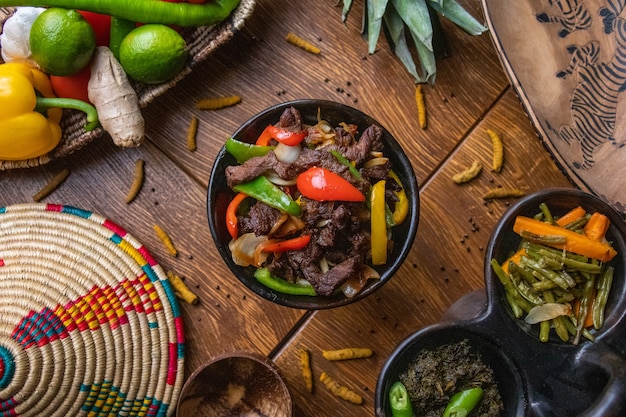 Disparo de alto ángulo de deliciosa comida tradicional etíope con verduras sobre una superficie de madera