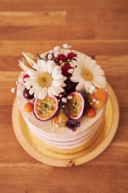 Disparo de alto ángulo de la deliciosa torta decorativa en una mesa marrón