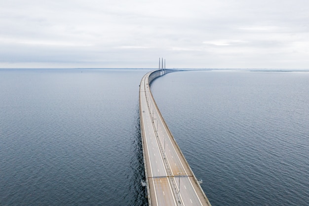 Disparo de alto ángulo del famoso puente de Oresund entre Dinamarca y Suecia, Oresundsbron