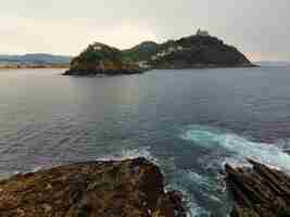 Foto gratuita disparo de alto ángulo de un fascinante paisaje de playa en san sebastián, españa