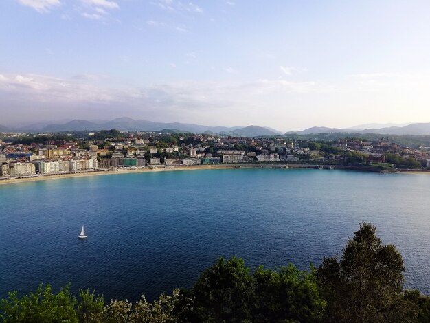 Disparo de alto ángulo de un fascinante paisaje de playa en San Sebastián, España