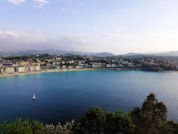 Disparo de alto ángulo de un fascinante paisaje de playa en San Sebastián, España