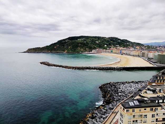 Disparo de alto ángulo de un fascinante paisaje de playa en San Sebastián, España