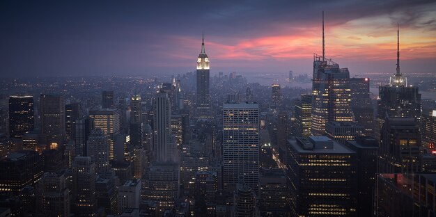 Disparo de alto ángulo de un hermoso paisaje urbano al atardecer en la ciudad de Nueva York, EE.