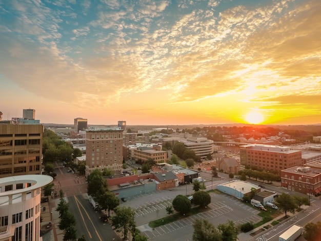 Disparo de alto ángulo de un hermoso paisaje urbano en Greenville, Carolina del Sur durante la puesta de sol