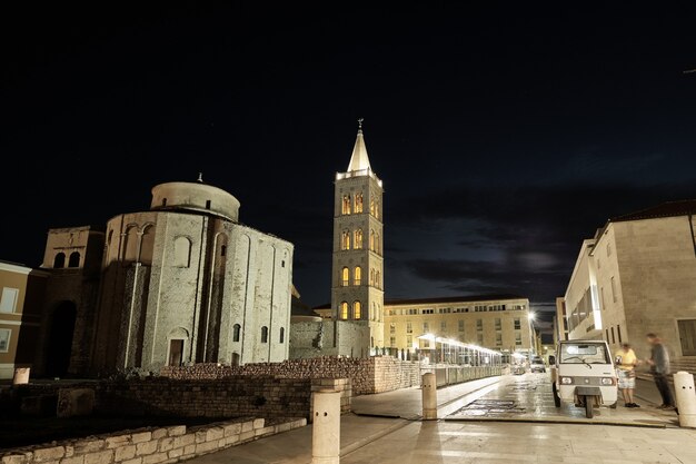 Disparo de alto ángulo de la Iglesia de San Donato Zadar en Croacia por la noche