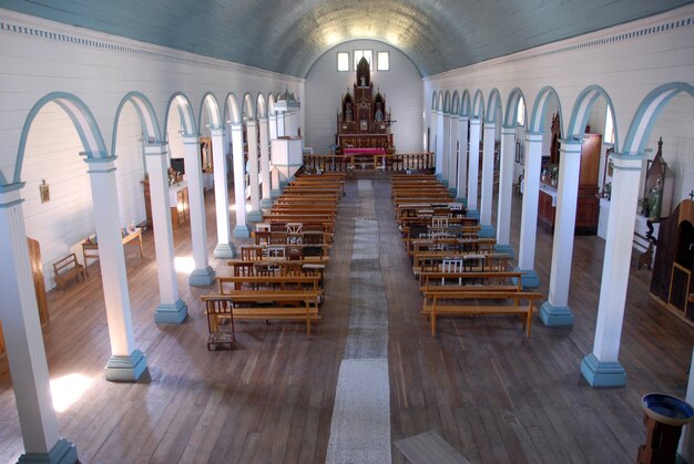 Disparo de alto ángulo del interior de la Iglesia de Tenaún en Chile