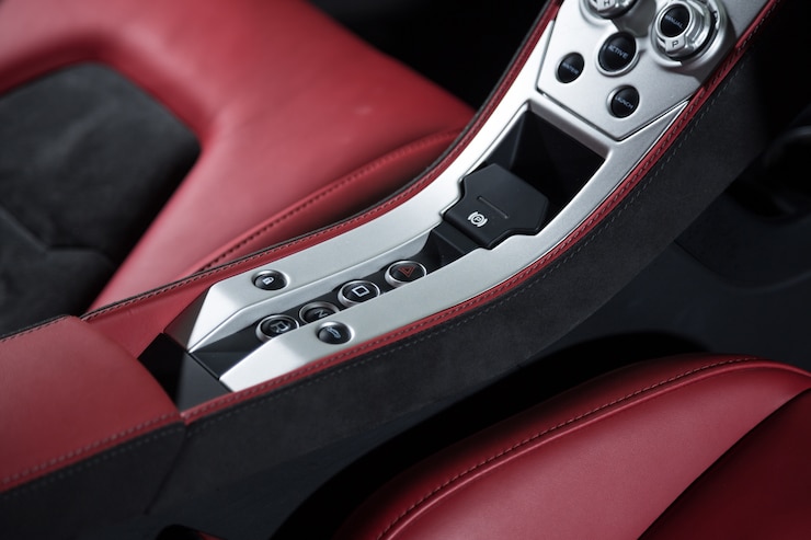 Foto gratuito disparo de alto ángulo del interior moderno de un coche negro y rojo
