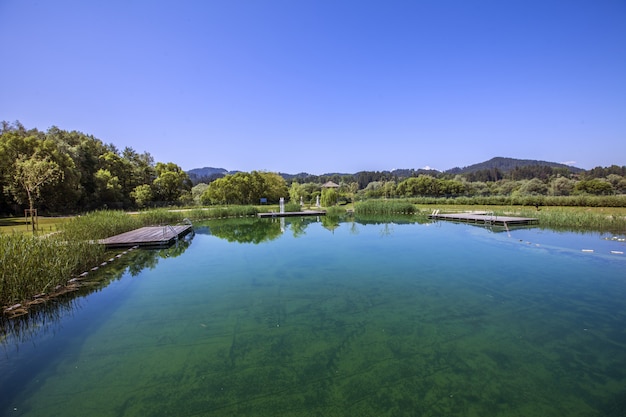 Disparo de alto ángulo de un lago en el campo en Eslovenia