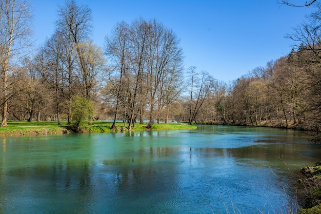 Disparo de alto ángulo de un lago en el campo de golf de Otocec, Eslovenia