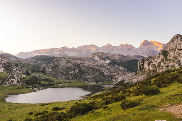 Disparo de alto ángulo del lago Ercina rodeado de montañas rocosas