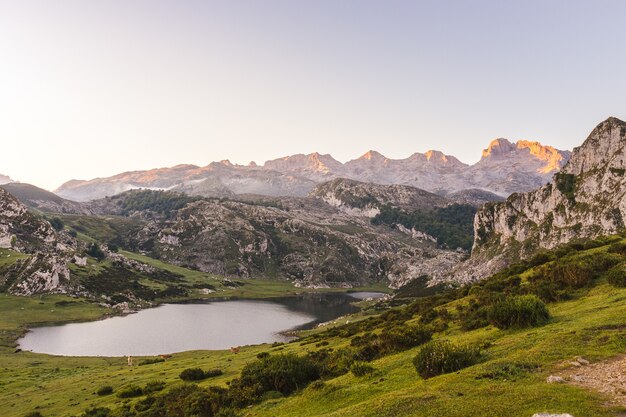 Disparo de alto ángulo del lago Ercina rodeado de montañas rocosas