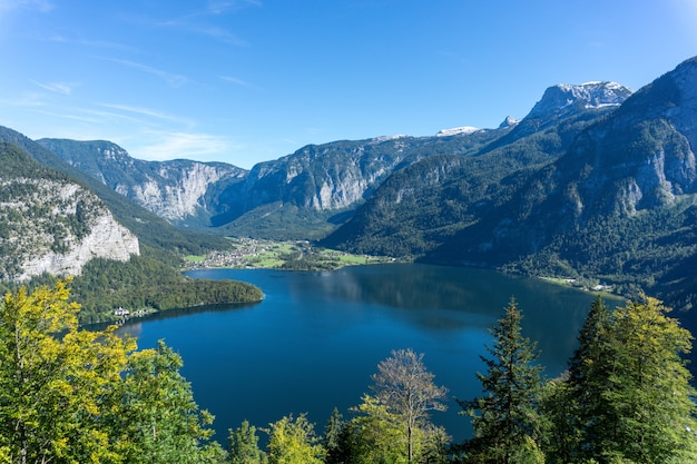 Disparo de alto ángulo del lago Hallstatt rodeado por altas montañas rocosas en Austria