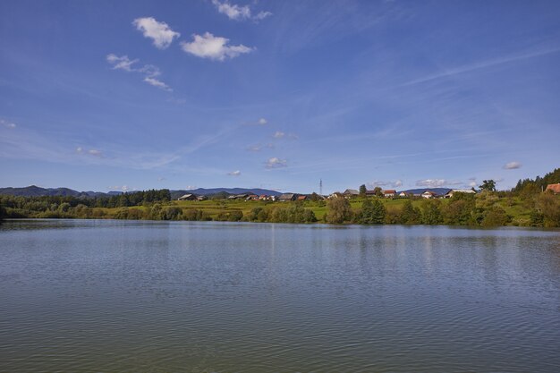 Disparo de alto ángulo del lago Smartinsko, municipio Celje, región de Savinjska, Eslovenia
