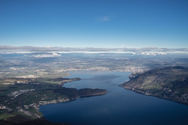 Disparo de alto ángulo del lago Zug en Suiza bajo un cielo azul claro