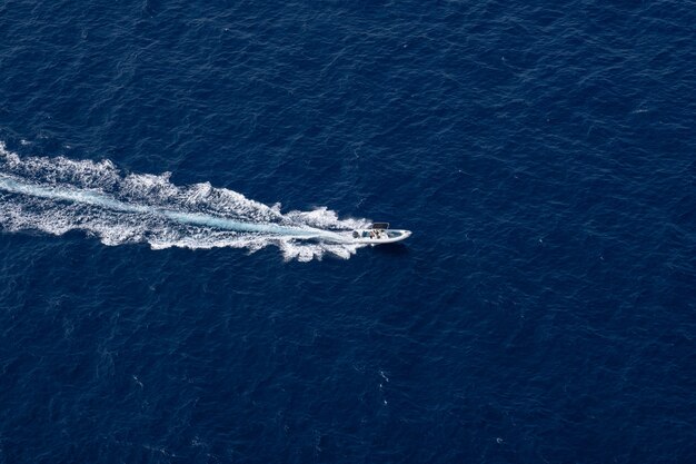 Disparo de alto ángulo de una lancha navegando sobre la superficie del mar