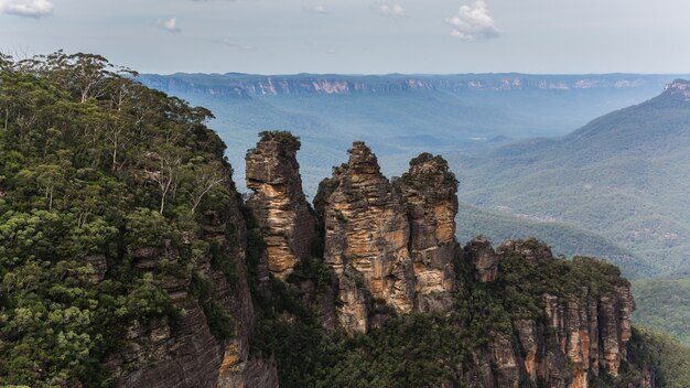 Disparo de alto ángulo de montaña boscosa bajo un cielo nublado