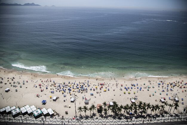 Disparo de alto ángulo de la montaña Pan de Azúcar y una playa cerca del mar azul en Río Brasil