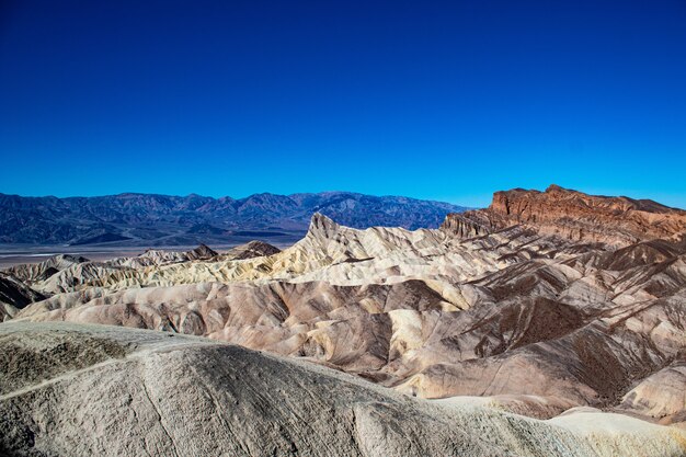 Disparo de alto ángulo de montañas dobladas Parque Nacional Valle de la Muerte Skidoo en California, EE.