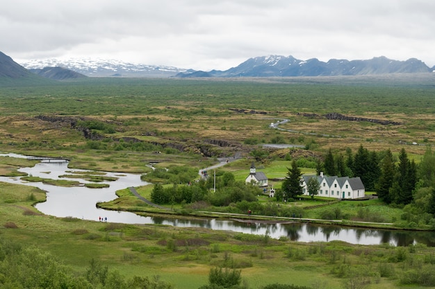 Disparo de alto ángulo de un paisaje verde en Thingvellir, Islandia Þingvellir Thingvellir Islandia