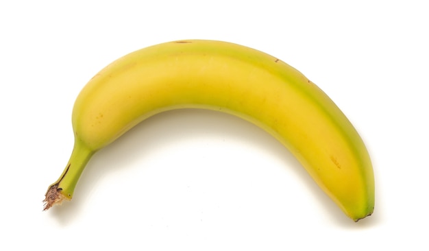 Disparo de alto ángulo de un plátano aislado sobre superficie blanca