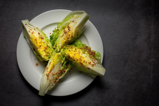 Foto gratuita disparo de alto ángulo de un plato de lechuga con ajo