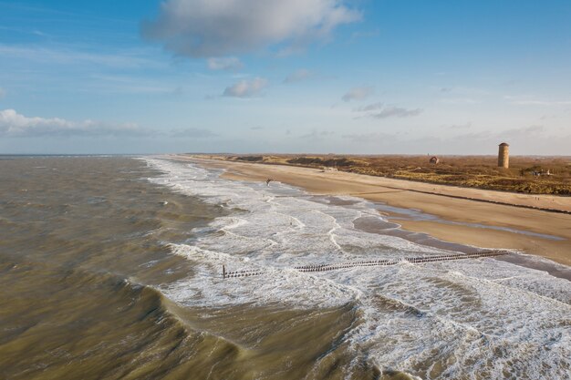 Disparo de alto ángulo de la playa en Domburg, Holanda