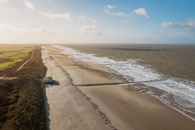 Disparo de alto ángulo de la playa en Domburg, Países Bajos