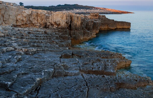 Disparo de alto ángulo de rocas en la costa de Kamenjak en Istria, Croacia