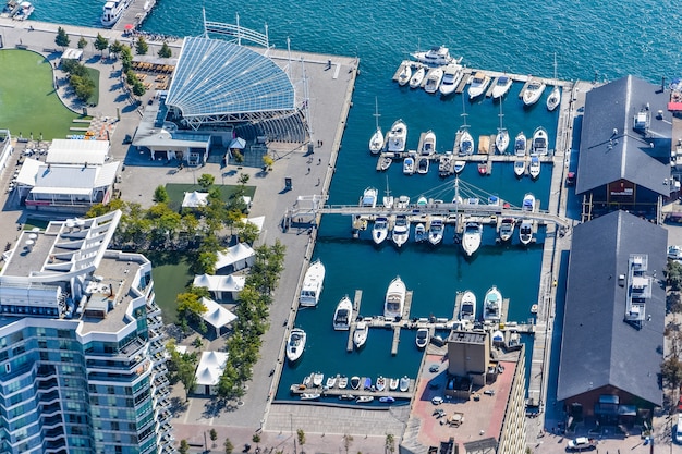 Disparo de alto ángulo del Roundhouse Park por el agua capturada en Toronto, Canadá