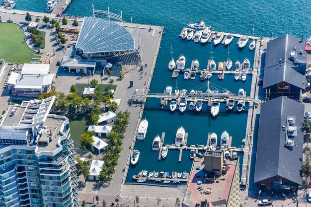 Disparo de alto ángulo del Roundhouse Park por el agua capturada en Toronto, Canadá