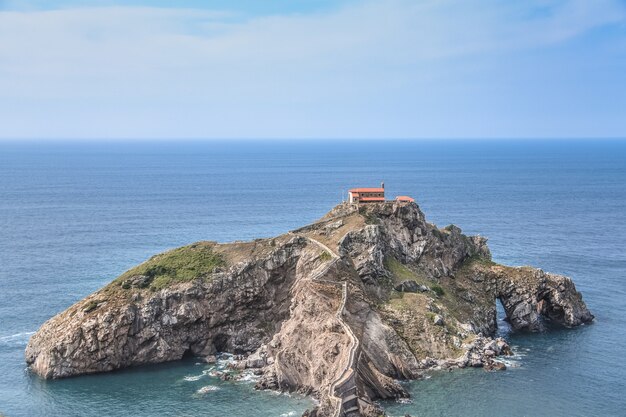 Disparo de alto ángulo de San Juan de Gaztelugatxe en España