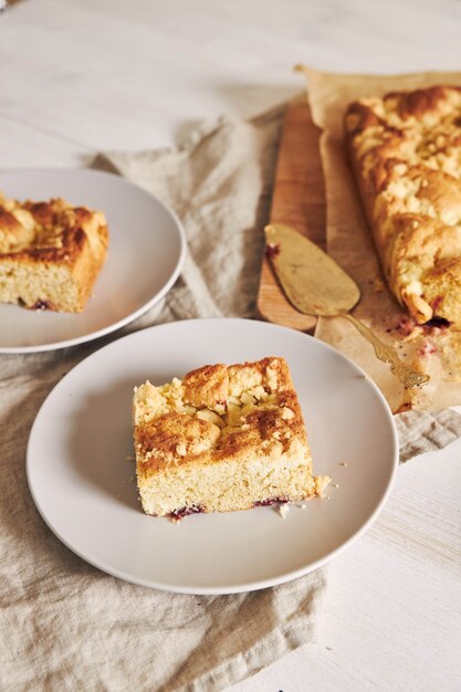 Disparo de alto ángulo de un trozo de delicioso pastel Jerry Crumble Sheet sobre una mesa de madera blanca