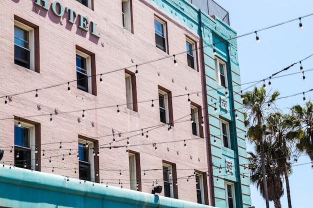 Foto gratuita disparo bajo de ange de un edificio de hotel con farolas y amd palmas en el fondo