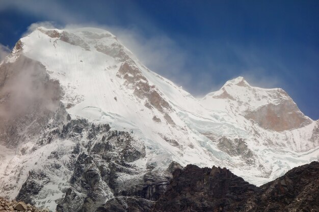 Disparo de ángulo bajo de los acantilados cubiertos de nieve capturados en un día soleado