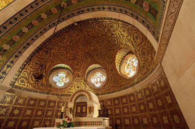 Disparo de ángulo bajo de un altar en una iglesia histórica en la región de Eifel, Alemania