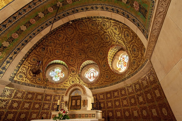 Disparo de ángulo bajo de un altar en una iglesia histórica en la región de Eifel, Alemania