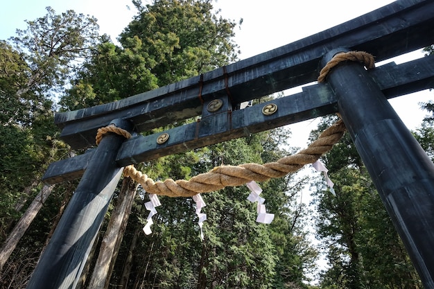 Disparo de ángulo bajo de un antiguo diseño arquitectónico de una puerta de entrada del santuario meiji jingu