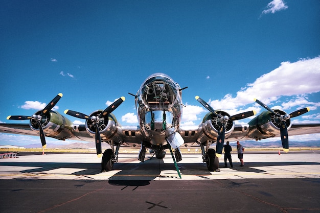 Foto gratuita disparo de ángulo bajo de un avión bombardero b-17 de la segunda guerra mundial capturado en una base aérea en un día soleado