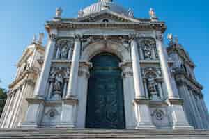 Foto gratuita disparo de ángulo bajo de la basílica de santa maria della salute en venecia, italia